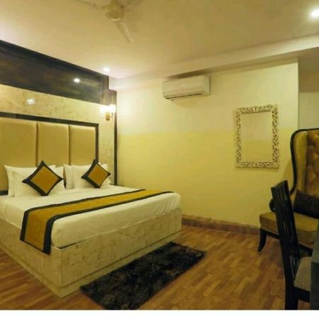 Hotel Plazzo Yeni Delhi Dış mekan fotoğraf