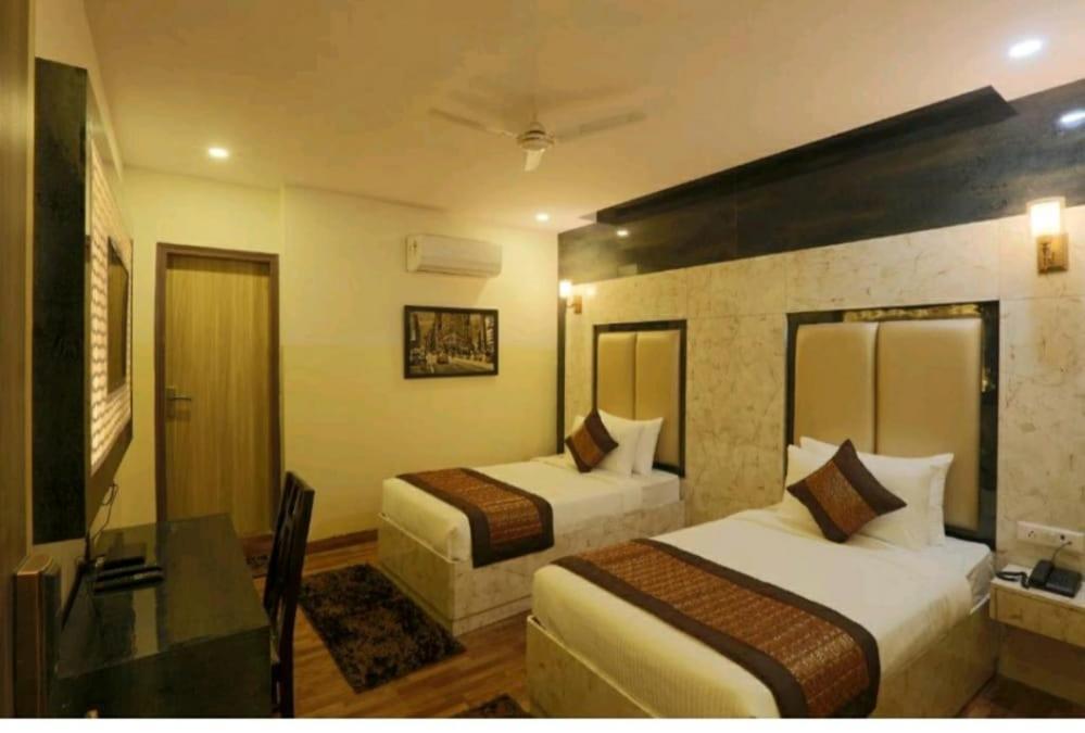 Hotel Plazzo Yeni Delhi Dış mekan fotoğraf